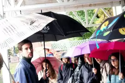 Экскурсия в Москве для молодых итальянок по булгаковским местам