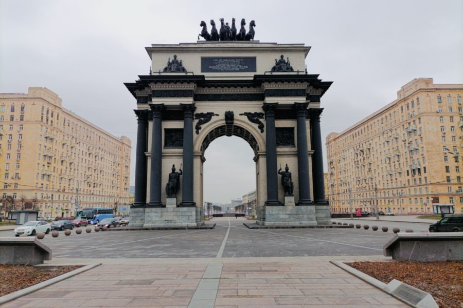 Passage of the Triumphal Arch and Poklonnaya Gora.