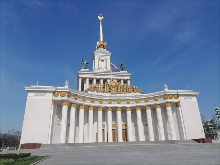 Театральность академической живописи: как художник управляет взглядом