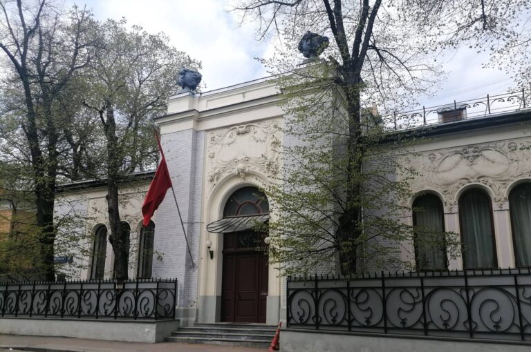 Derazhinskaya's mansion in Kropotkinsky Lane on the route of a guided walk around Moscow Derazhinskaya's mansion in Kropotkinsky Lane on the route of a walking tour of Moscow with a professional guide