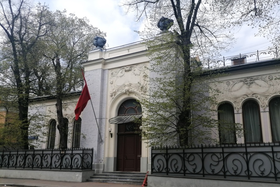 Derazhinskaya's mansion in Kropotkinsky Lane on the route of a walking tour of Moscow with a professional guide