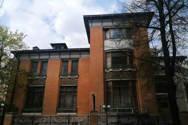 Walking tour with a personal guide about the modernist architecture of Moscow near the Yakunchikova mansion Yakunchikova Mansion on a walking tour of Art Nouveau architecture in Moscow with a personal guide