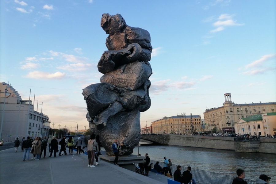 Sculpture "Clay" near GES-2. Sightseeing tour of Moscow sights