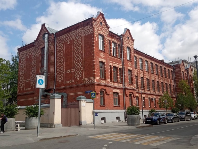 Училищный дом на Миусской площади. Экскурсия по криминальным локациям города с персональным гидом