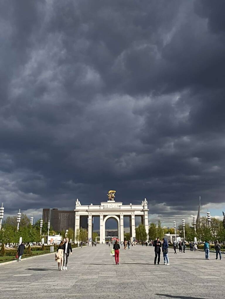 Арка главного входа на ВДНХ. Индивидуальная экскурсия по Москве