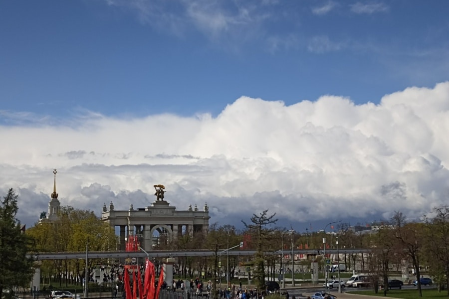 VDNKh Main Entrance Arch. Walking tour with a private guide