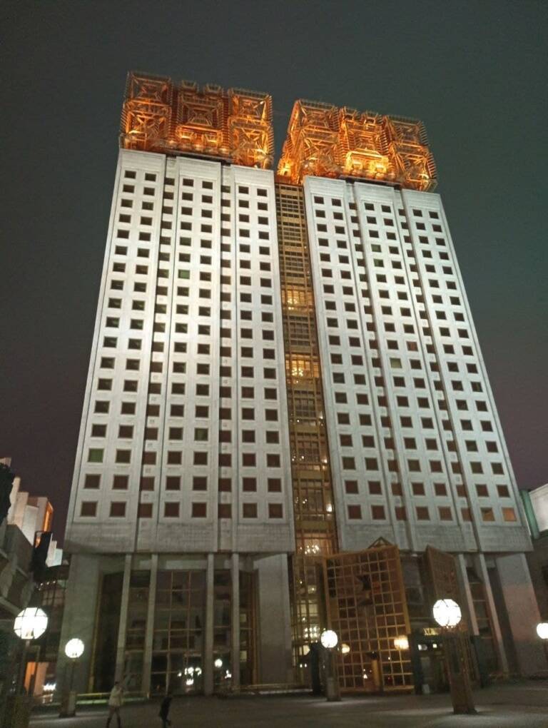 在莫斯科观光之旅中途经俄罗斯科学院主席团大楼