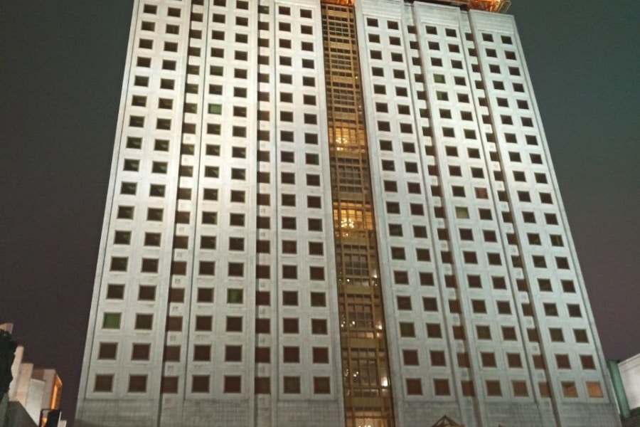 Driving through the building of the Presidium of the Russian Academy of Sciences during a sightseeing tour of Moscow