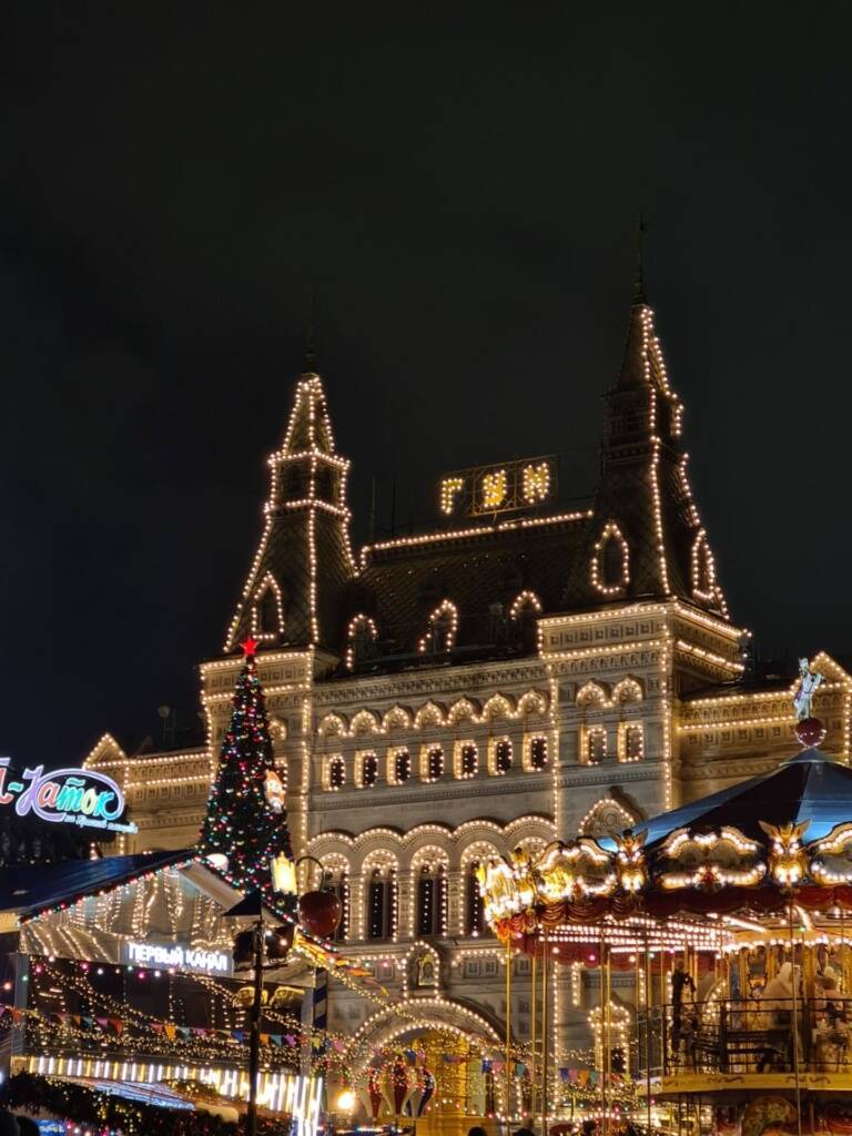 New Year decorations in Moscow. GUM. Walking tour of Red Square. Historical excursion