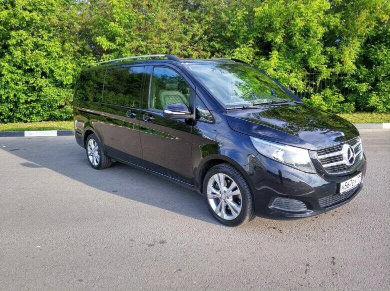 Чёрный Mercedes-Benz V-класса для автомобильной экскурсии по Москве