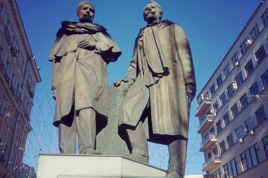 Sightseeing tour of Moscow by car. Monument to Stanislavsky and Nemirovich-Danchenko.
