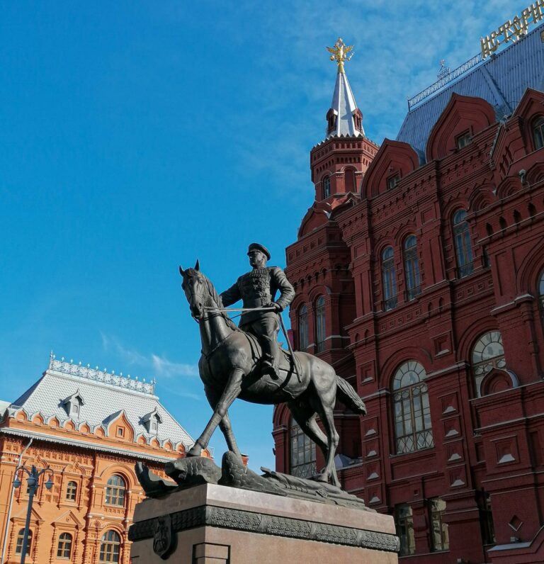 Памятник маршалу Жукову. Экскурсия вокруг Кремля, по Красной площади, Зарядью, ГУМу, Александровскому саду
