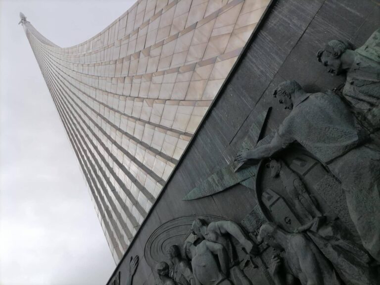 Прогулка с гидом по территории ВДНХ. Памятник космическим завоевателям Экскурсия по ВДНХ. Монумент покорителям космоса