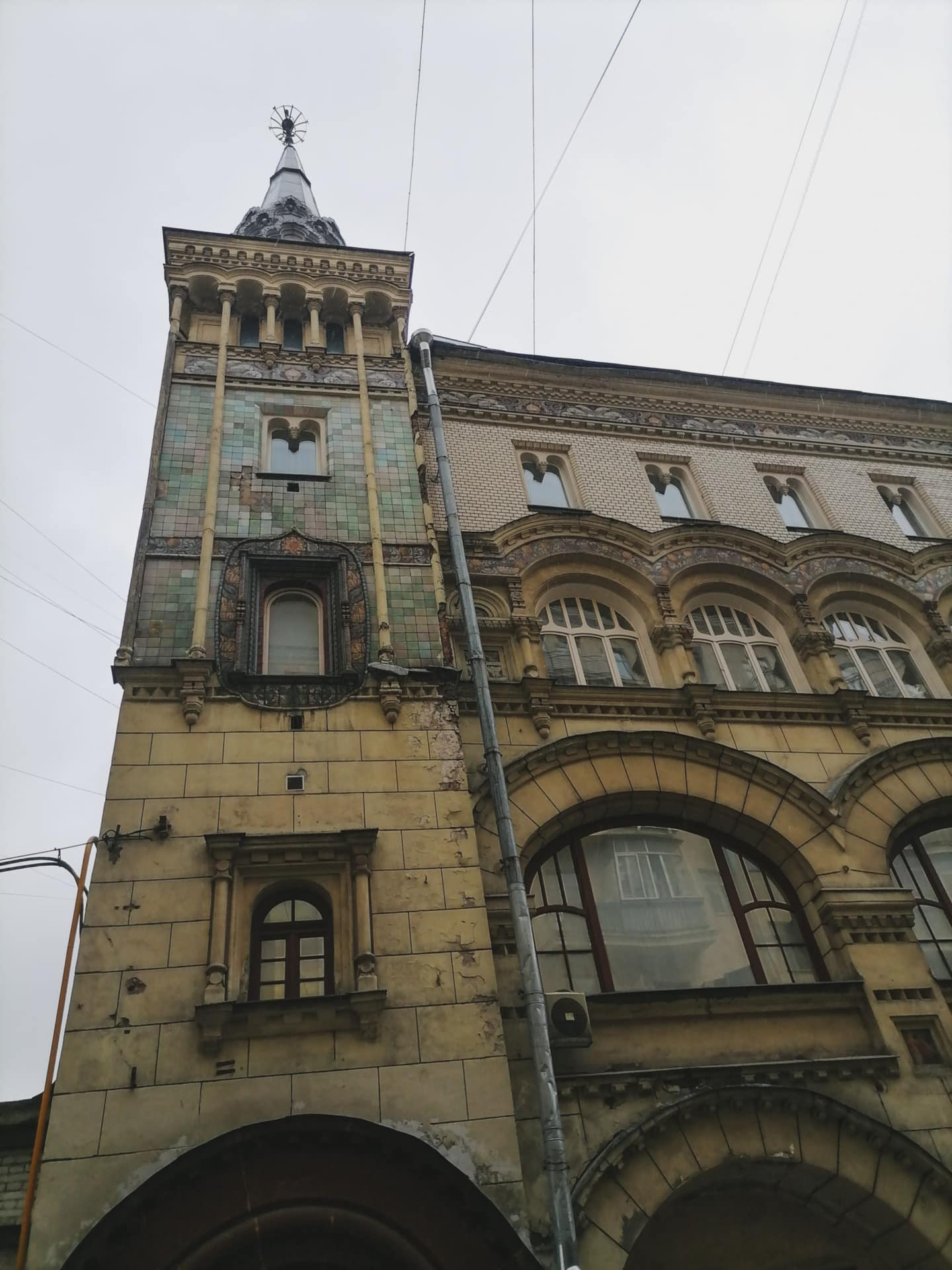 Угловая башня Саввинского подворья с цветной керамической облицовкой и высокой кровлей