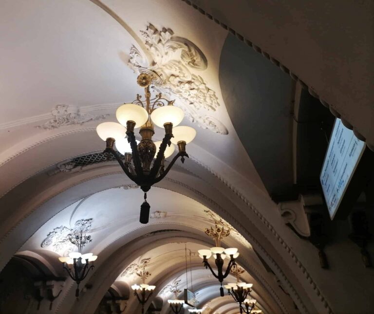 Арбатская станция. Московское метро: экскурсия с опытным гидом Станция Арбатская. Экскурсия по московскому метро с профессиональным гидом