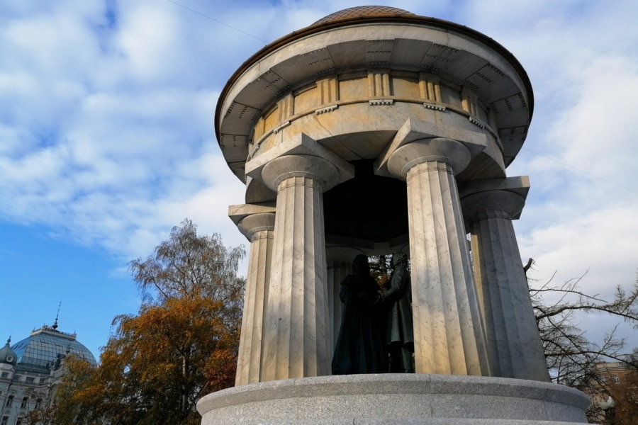 Памятник Александру Сергеевичу и Наталье Гончаровой. Большая Никитская. Экскурсия по литературной Москве. Индивидуальный гид