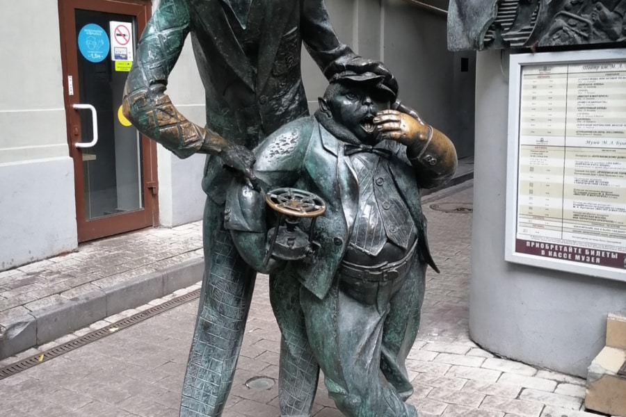 Monument at the Bulgakov House Museum. Personal walking tour. Bulgakov expert guide