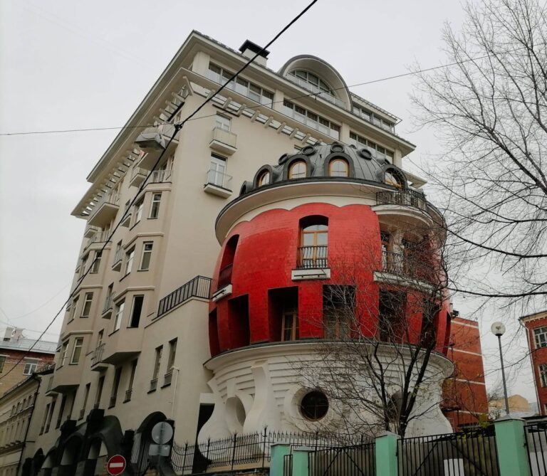 蛋屋。位于奇斯蒂耶普鲁迪附近的当代建筑，是莫斯科建筑风格导览游的一部分。