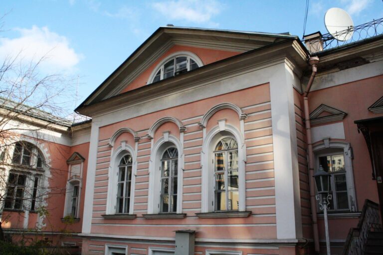 Mansion on Baumanskaya Street. Individual excursion around the German Quarter with a guide Manor House on Baumanskaya Street. Walking Tour of the German Quarter with a Personal Guide