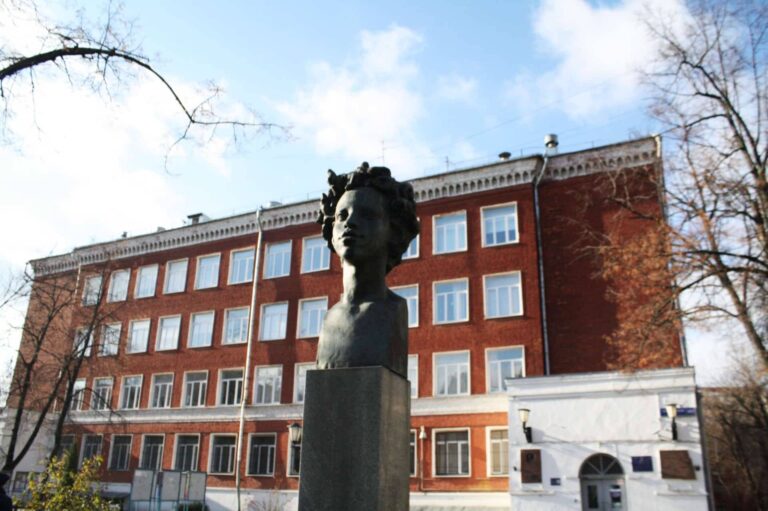 Pushkin School and the Poet's Monument. Walking Tour of the German Quarter with an Experienced Guide Pushkin School and the Poet's Monument. Walking Tour of the German Quarter with a Professional Guide