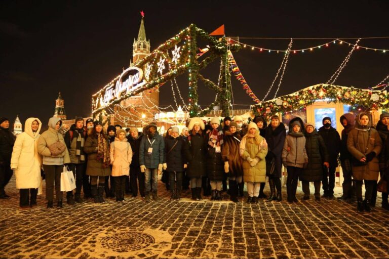 The Ministry of Education of the Russian Federation "on the line". Excursion for 175 people by bus and around Red Square