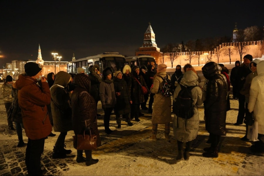 Минпросвещения РФ "на проводе". Экскурсия для 175 человек по дороге к Красной площади