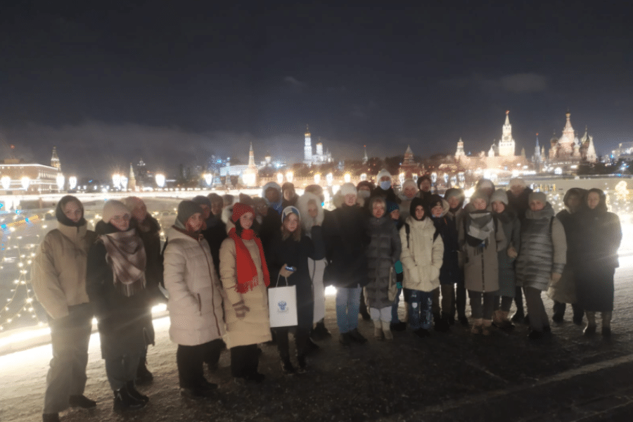 Минпросвещения РФ для школьников на автобусе и по Красной площади