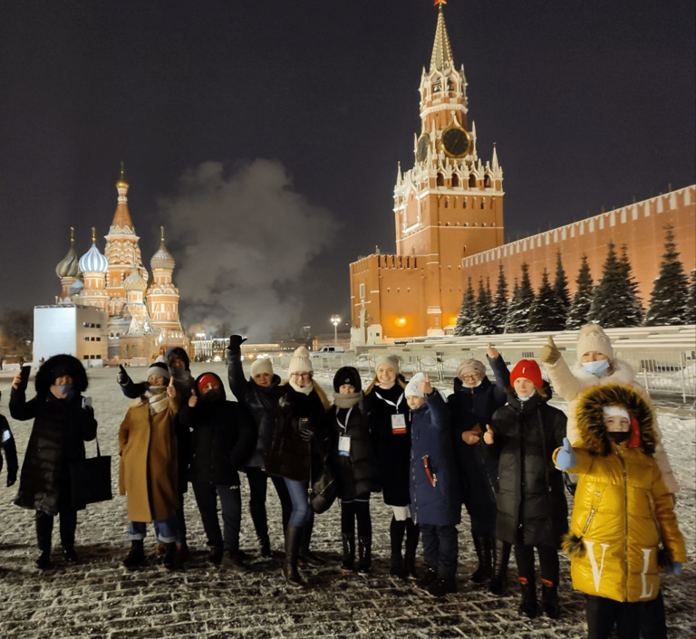 The Ministry of Education of the Russian Federation is “on the wire”. Excursion for 175 people on the way to Red Square