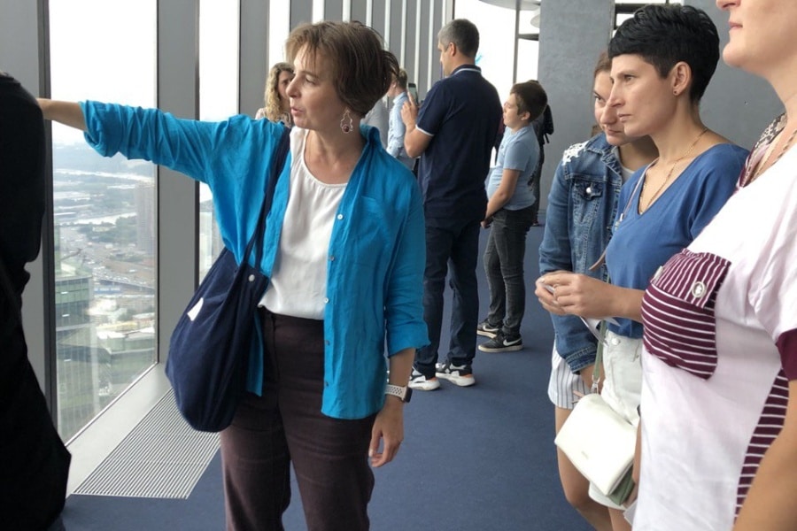 Гид Елена ведёт экскурсию внутри Москва-Сити для сотрудников "РЖД" Экскурсовод Елена показывает город из башни Москва-Сити