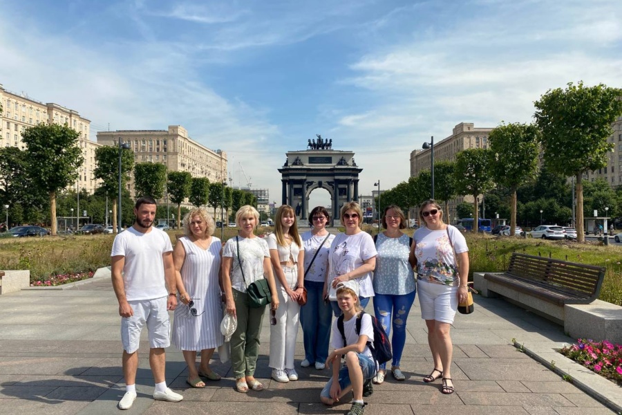 Экскурсанты у Триумфальной арки Экскурсия по Москва-Сити для управления ОАО «РЖД»