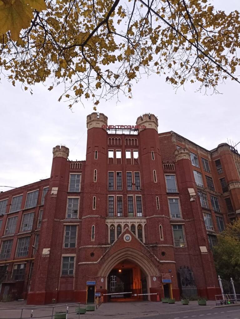 普列奥布拉任卡街的电子厂：深入探寻历史。私人导游