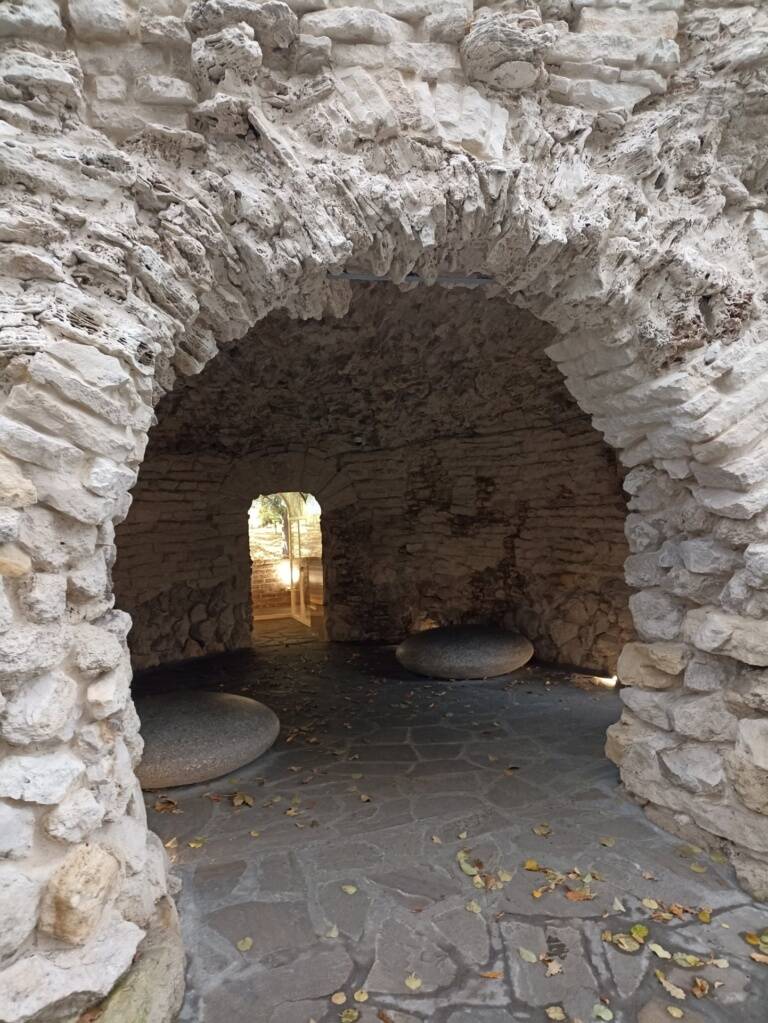 The grotto, located in the Bauman Garden, will become part of your tour of the Basmanny District. Grotto in Bauman Garden. Excursion around Basmanny District. Individual guide