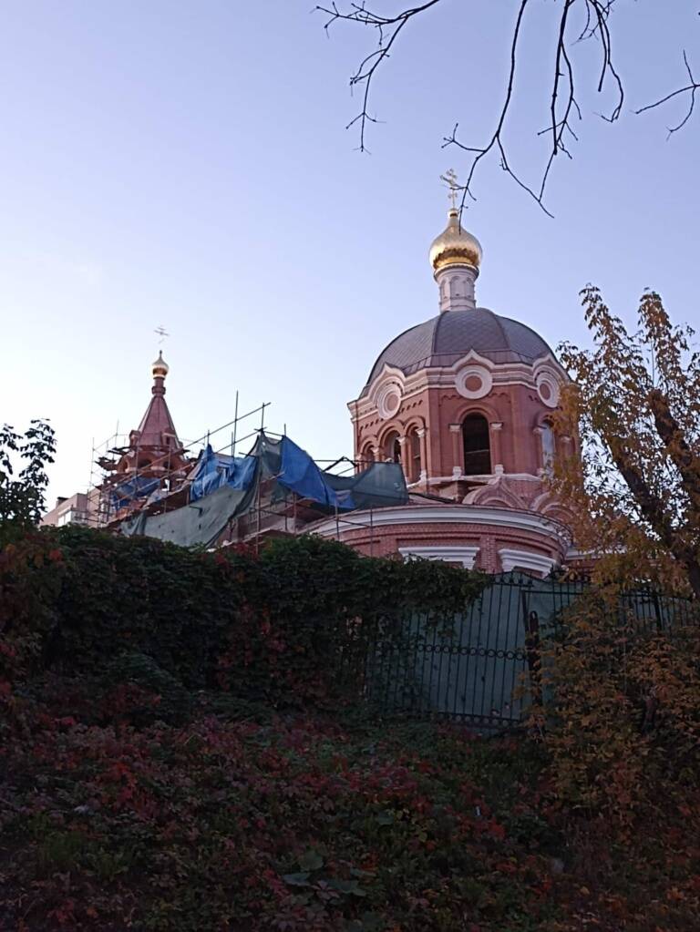 普列斯尼亚之旅。三丘上的圣尼古拉斯教堂。私人导游陪同的徒步之旅。