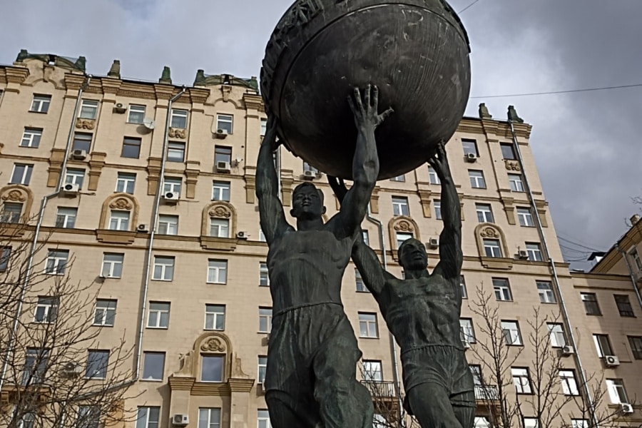 Monument "Peace to the World!" Walking tour of Khamovniki. Individual guide. Tour to order