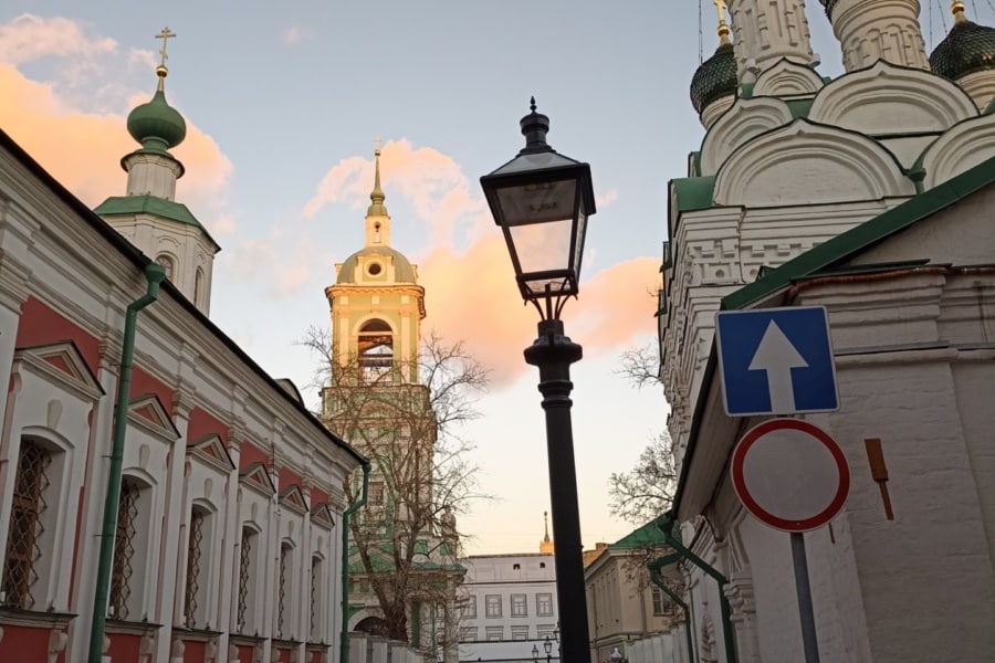 Kadashevskaya Sloboda in Zamoskvorechye. Walk with a private guide. Individual excursion