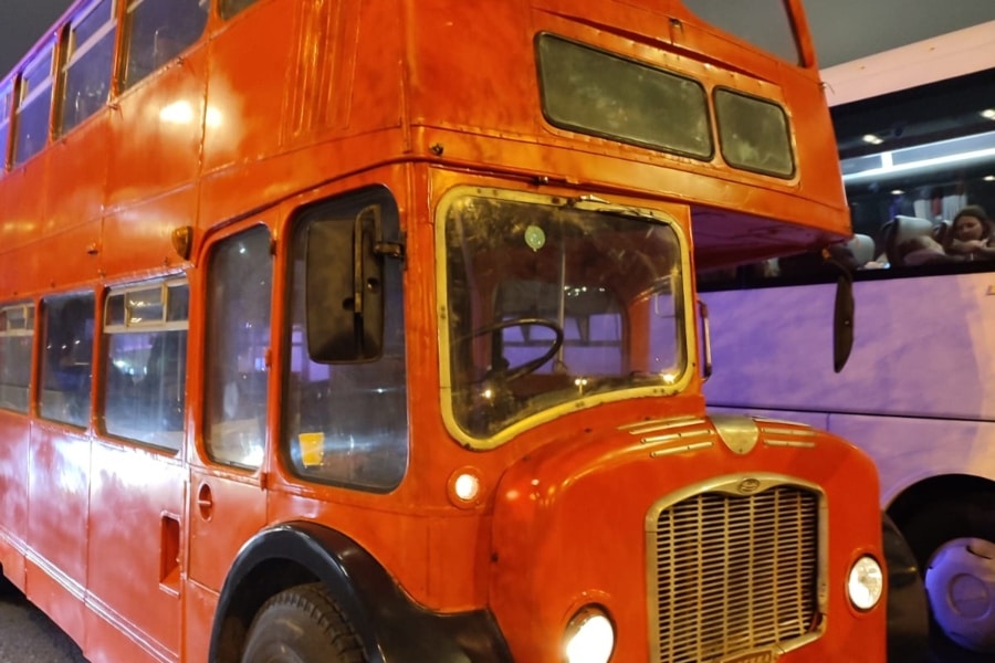 Экскурсия на двухэтажном автобусе по Москве для детей Экскурсия на ретро-автобусе по Москве для детей и их родителей