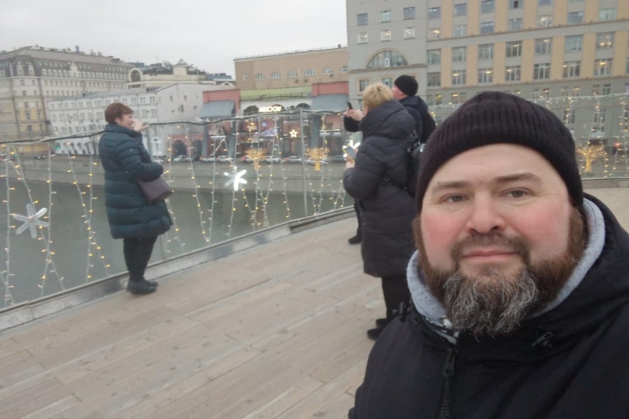 Гид Алексей делает селфи, пока пекари фотографируются на Парящем мосту в Зарядье. Гид Алексей делает селфи, пока пекари фотографируются на Парящем мосту в Зарядье.