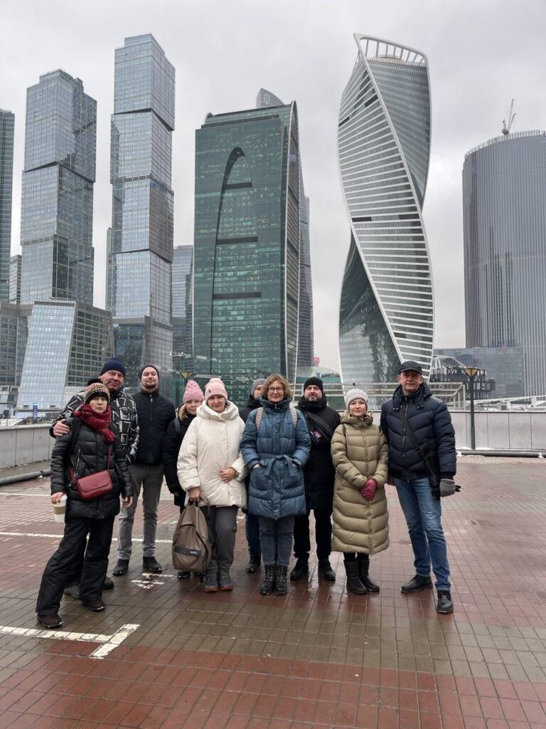 两次公司组织的短途旅行。第二次是去莫斯科市区和波克隆纳亚山。