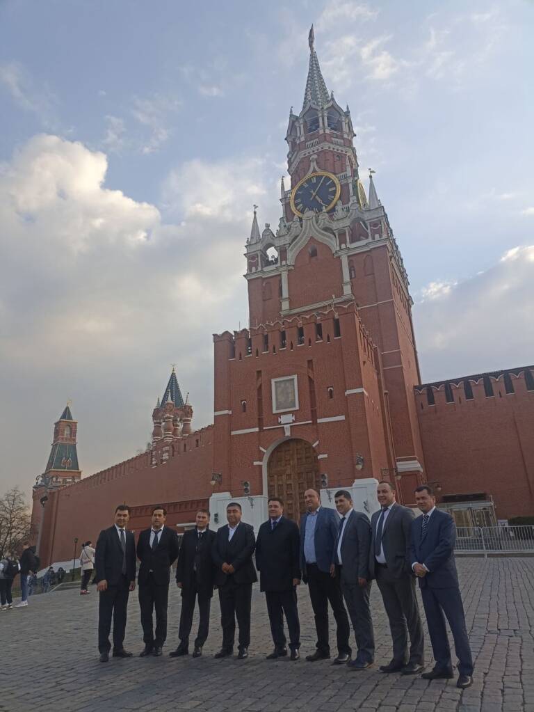 Colleagues of the Zarubezhneft company against the backdrop of the Kremlin's Spasskaya Tower