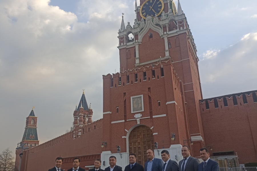 Обзорная экскурсия для коллег компании "Зарубежнефть" Коллеги компании "Зарубежнефть" на фоне Спасской башни Кремля