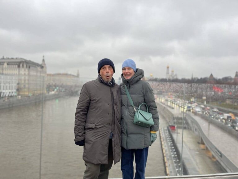 莫斯科之旅中的大莫斯科列茨基桥 一位意大利女士和一位俄罗斯女士在莫斯科游览期间参观了莫斯科大桥。