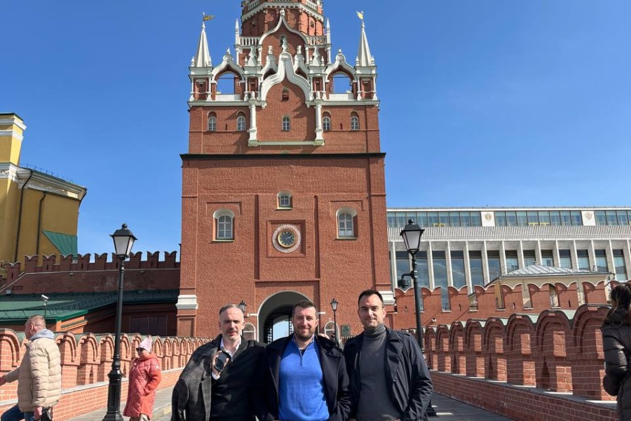 Иностранные гости из Сербии на экскурсии по достопримечательностям Москвы.