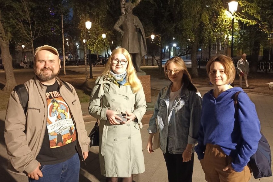 Московские гиды у памятника Пушкину на Спасопесковском переулке. Экскурсия «Арбатские тайны»