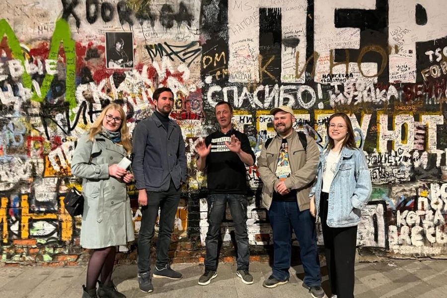 Экскурсоводы "Радиуса" у стены Цоя на Арбате