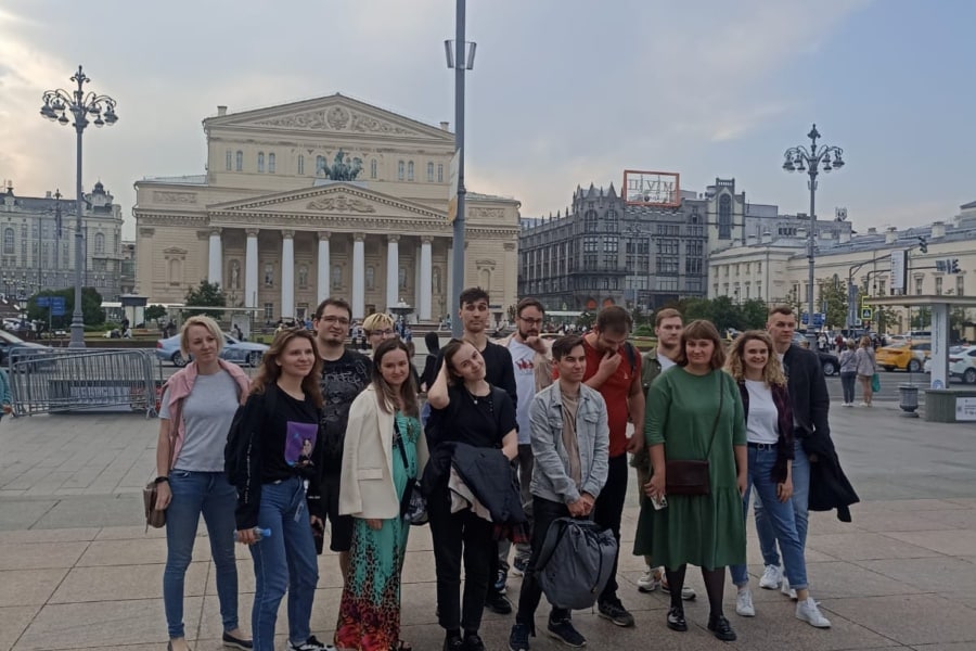 Yandex employees pose in front of the Bolshoi Theater before the tour