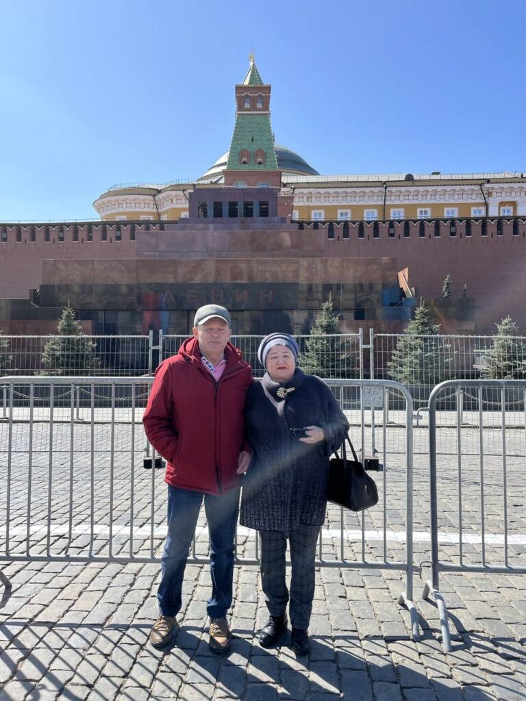 Семья экскурсантов из Кузбасса на прогулке по Кремлю в Москве