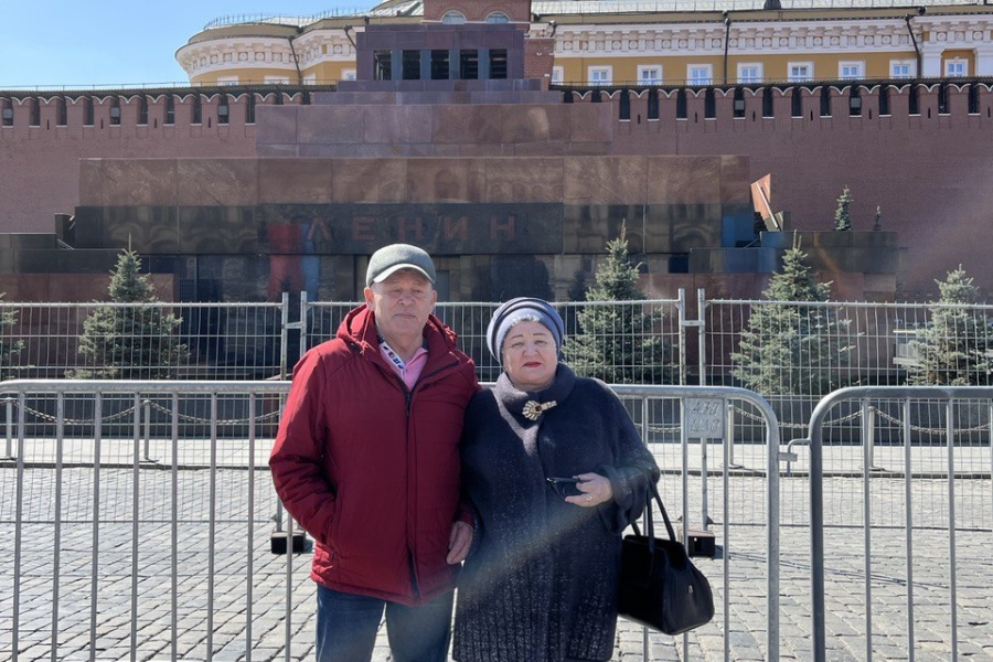 Семья экскурсантов из Кузбасса на прогулке по Кремлю в Москве