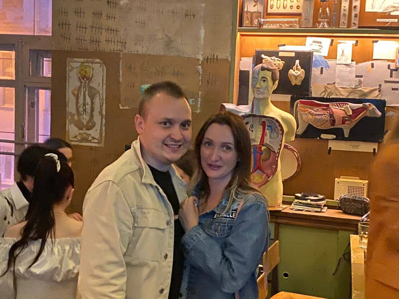 Yandex 的一对夫妇在“雌蕊和雄蕊”中 Yandex 莫斯科酒吧之旅:“雌蕊与雄蕊”