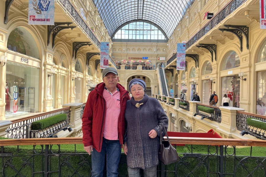 Пожилая пара из Кузбасса на экскурсии по Красной площади и уютным местам Москвы. Прогулка с гидом