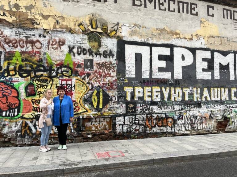 Стена Цоя на Арбате. Экскурсия для гостей из Германии